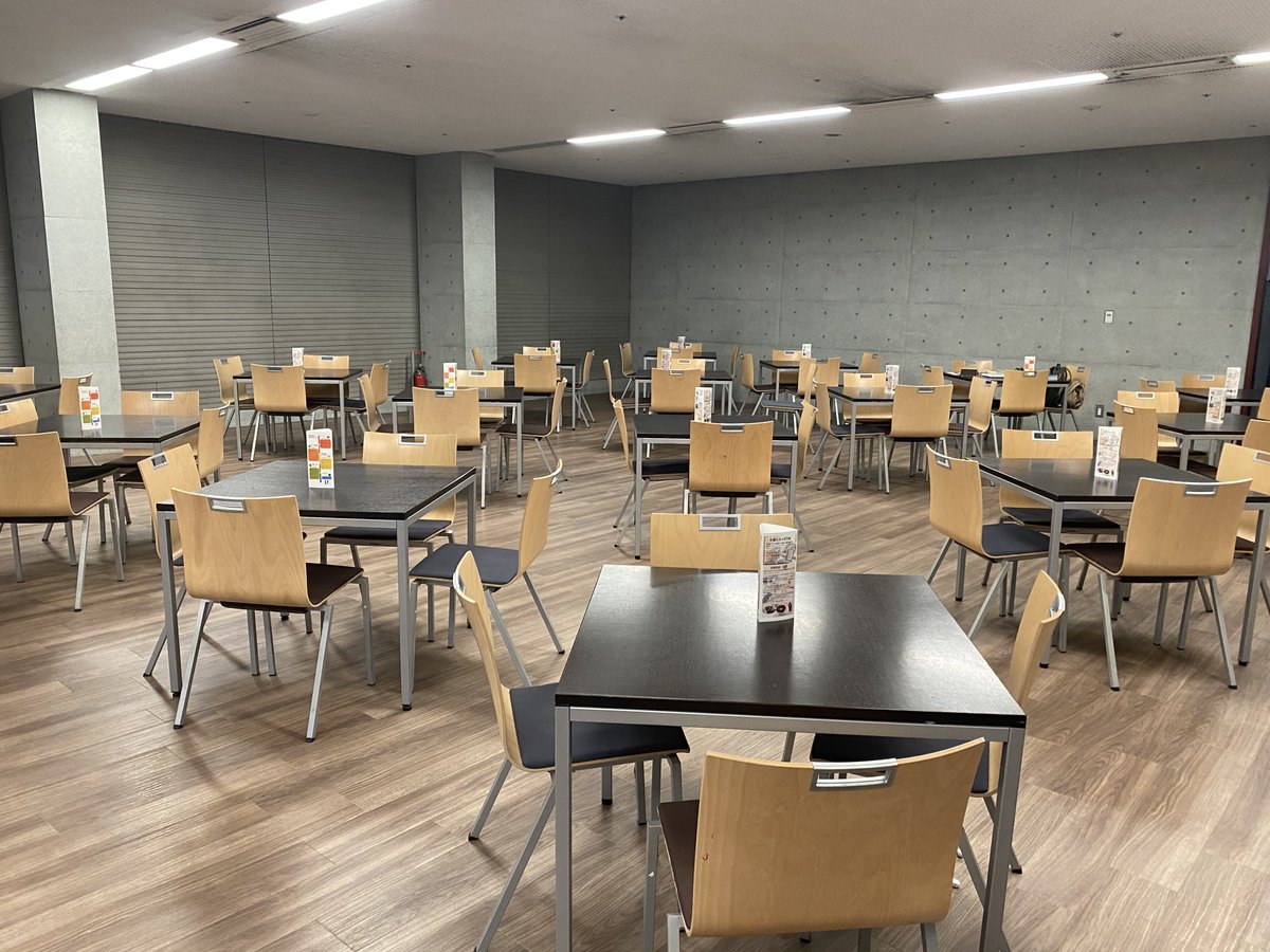 KGUcoop's tweet photo. 生協前の若木育成会ホールの床が張り替えられました！すごく奇麗になってて出勤したときびっくりしました…笑 https://t.co/RJZQxsadXg