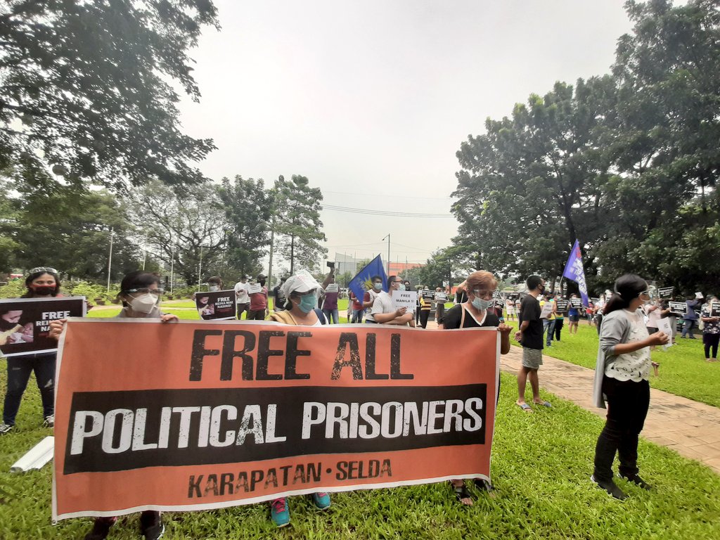 News5PH's tweet photo. Nagsagawa ng kilos-protesta ang iba't ibang grupo sa Commission on Human Rights para ipanawagan ang #FreeManila5 at pagpapalaya sa lahat ng political prisoners na "biktima ng trumped-up charges ng estado."

📷: @CEGPhils https://t.co/gylauN9J5h