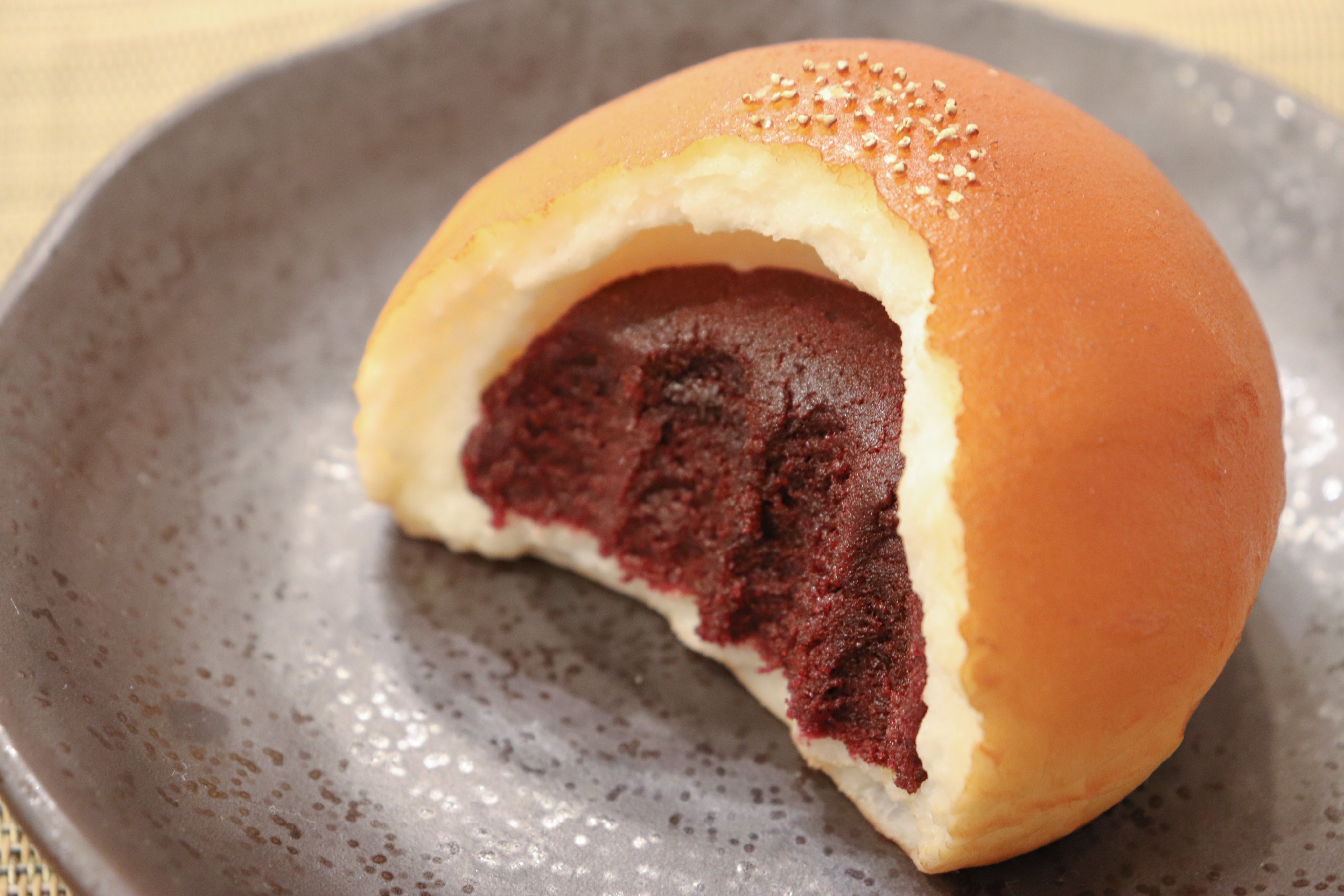 元祖食品サンプル屋 今日11月5日は ゴマの日 栄養たっぷりのゴマがたくさん乗った かじったアンパン つぶあん派 こしあん派に分かれますが これは こしあんぱん みなさんはどっち派ですか こちらは元祖食品サンプル屋各店で販売中です
