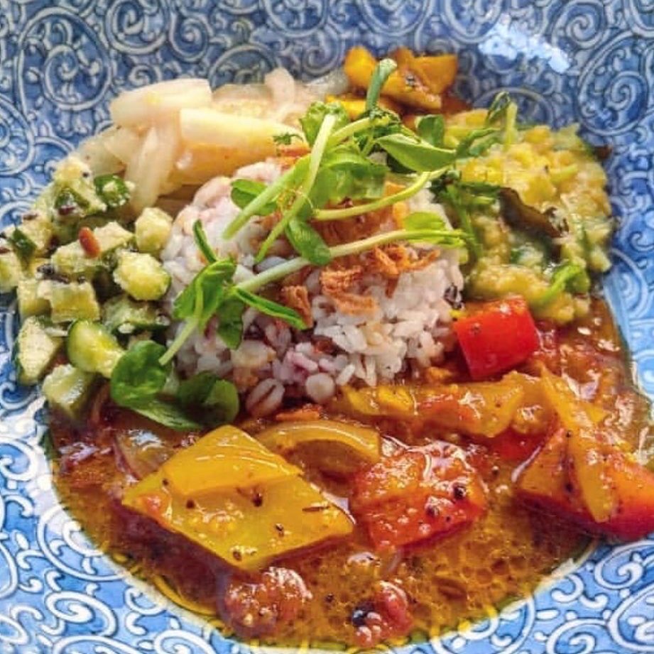 takatsu_eisei's tweet photo. #Vegan #カレー🍛と #音楽♫と #アート のお店。「#10PLATE」様がご入会くださいました😊

#川崎市　#高津区　#千610-1 中原街道沿いバス停"岩川駅"の目の前
バー「メロウな夜」を日中だけお借りして営業

是非ご利用ください😊

#ビーガン料理　#ビーガンカレー

https://t.co/AB63gEsUMS https://t.co/MQGDY8wZOU