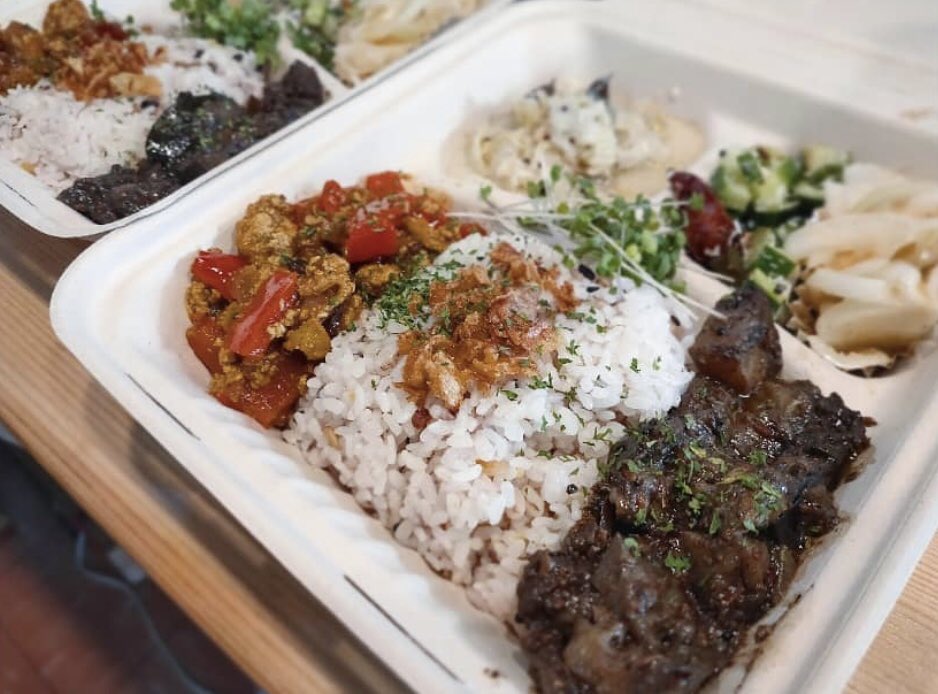 takatsu_eisei's tweet photo. #Vegan #カレー🍛と #音楽♫と #アート のお店。「#10PLATE」様がご入会くださいました😊

#川崎市　#高津区　#千610-1 中原街道沿いバス停"岩川駅"の目の前
バー「メロウな夜」を日中だけお借りして営業

是非ご利用ください😊

#ビーガン料理　#ビーガンカレー

https://t.co/AB63gEsUMS https://t.co/MQGDY8wZOU