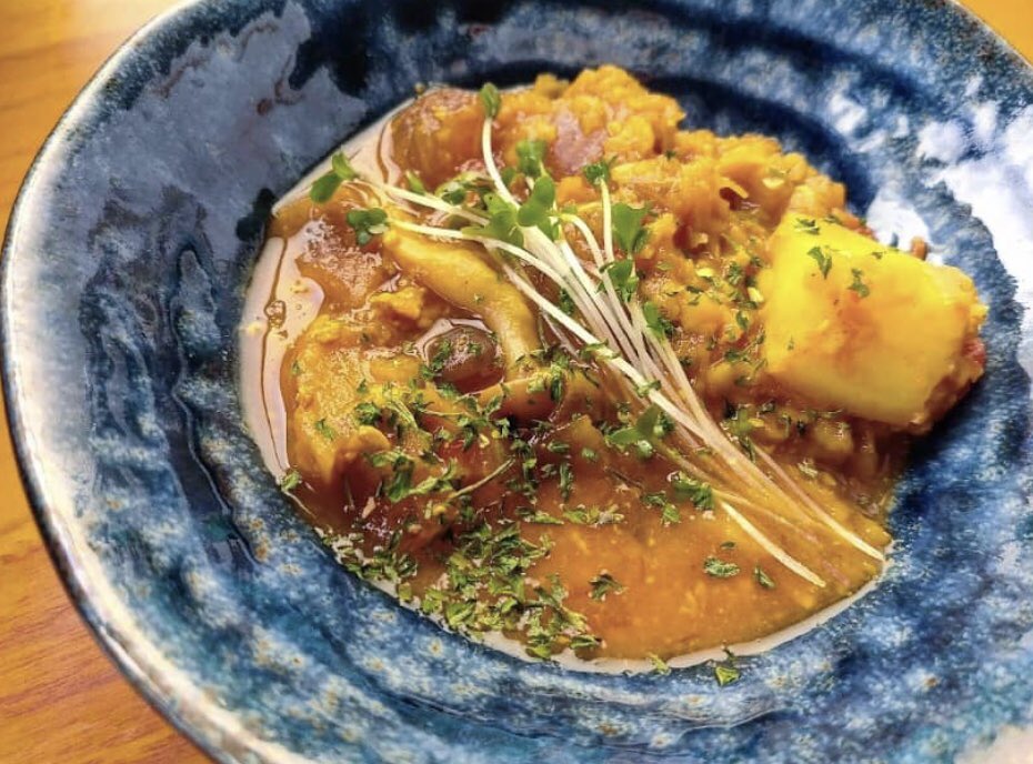 takatsu_eisei's tweet photo. #Vegan #カレー🍛と #音楽♫と #アート のお店。「#10PLATE」様がご入会くださいました😊

#川崎市　#高津区　#千610-1 中原街道沿いバス停"岩川駅"の目の前
バー「メロウな夜」を日中だけお借りして営業

是非ご利用ください😊

#ビーガン料理　#ビーガンカレー

https://t.co/AB63gEsUMS https://t.co/MQGDY8wZOU