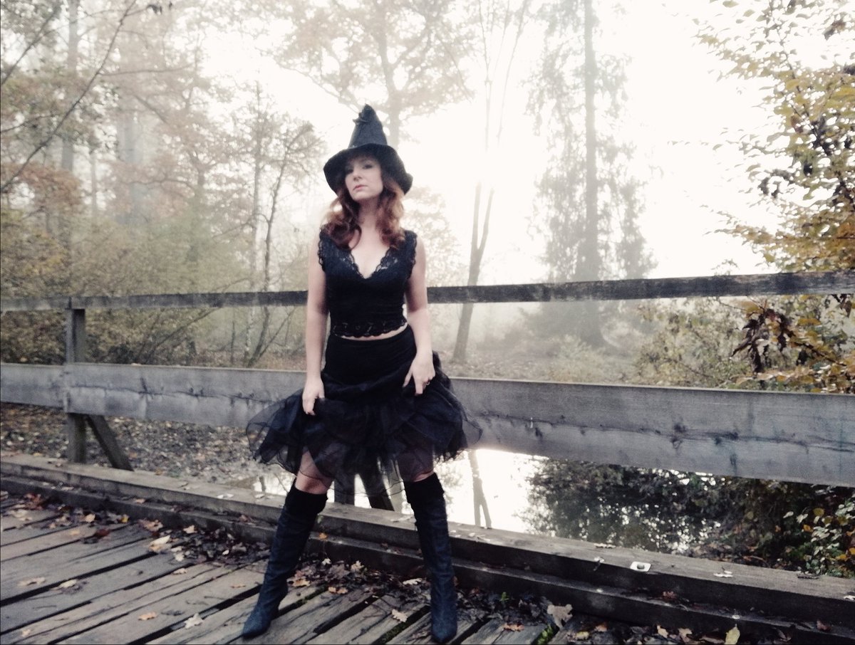 Das Halloweenkostüm wird auf den Dachboden geräumt &amp; Platz für die Weihnachtsdeko gemacht.😄🙈 So mag ich das.😅

#halloweencostume #halloweeneveryday #halloweenmood #halloweenisover #christmas #christmasiscoming #beforewinter #witchmemes #witchintheforest #witchvibes #witcher