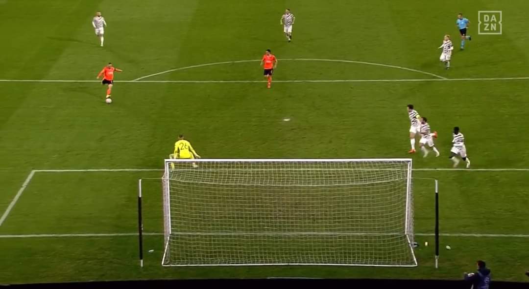ImNaren26's tweet photo. The sad state of @ManUtd's flawed defence. Three defenders showing open space for the opposition striker.
#Basaksehir #BASMUN #UEFAChampionsLeague https://t.co/m2he12KHTf