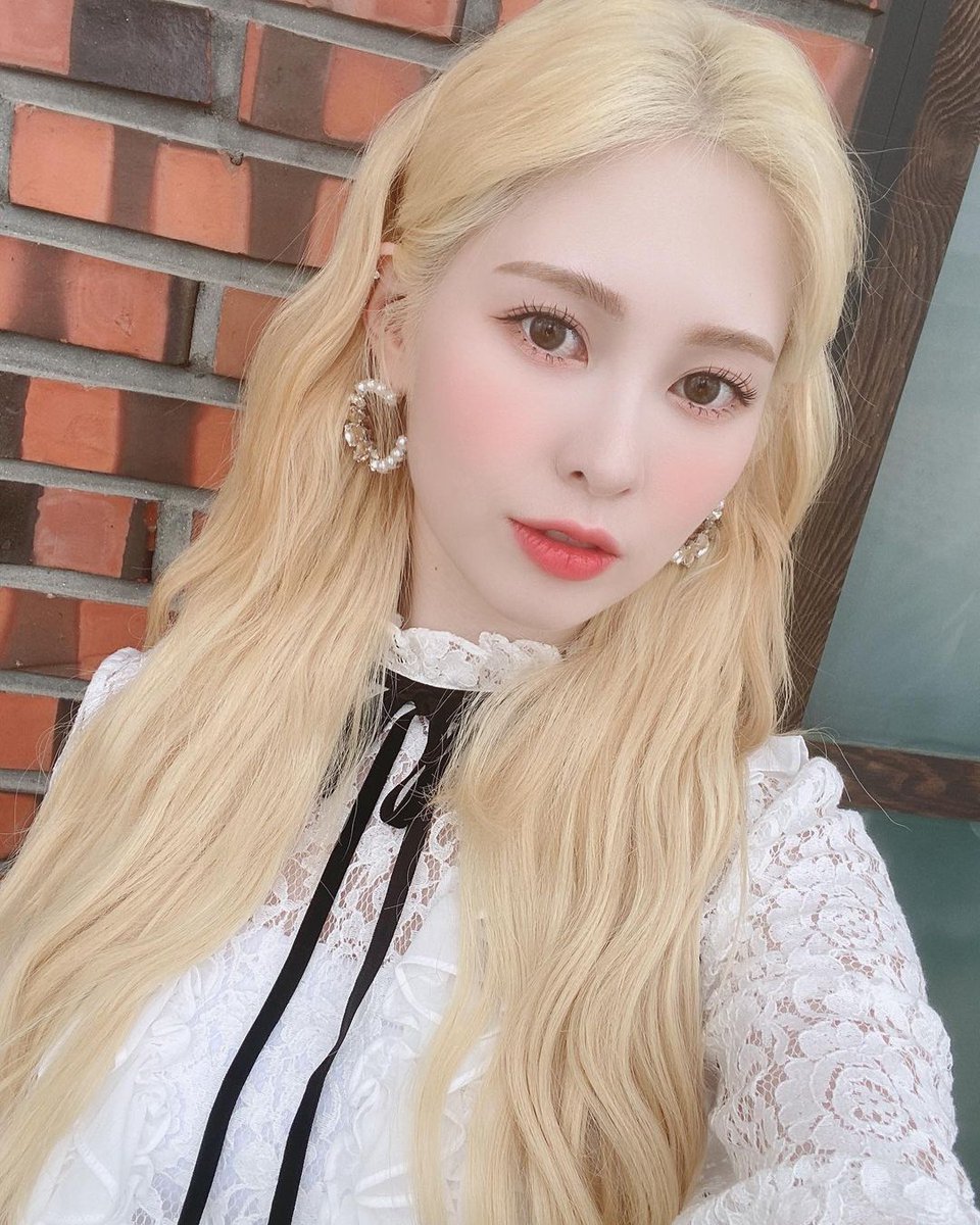 dia_sns's tweet photo. [YEBSTAGRAM] 201105 yebin_o3o IG update https://t.co/6iyKC3FHQs (1)

“Collection of undisclosed selcas 🤩
#HUG_U #Blonde #Yebin 💛” 

#DIA #다이아 #백예빈 #예빈 #YEBIN @dia_official https://t.co/nCyFrRlS7z