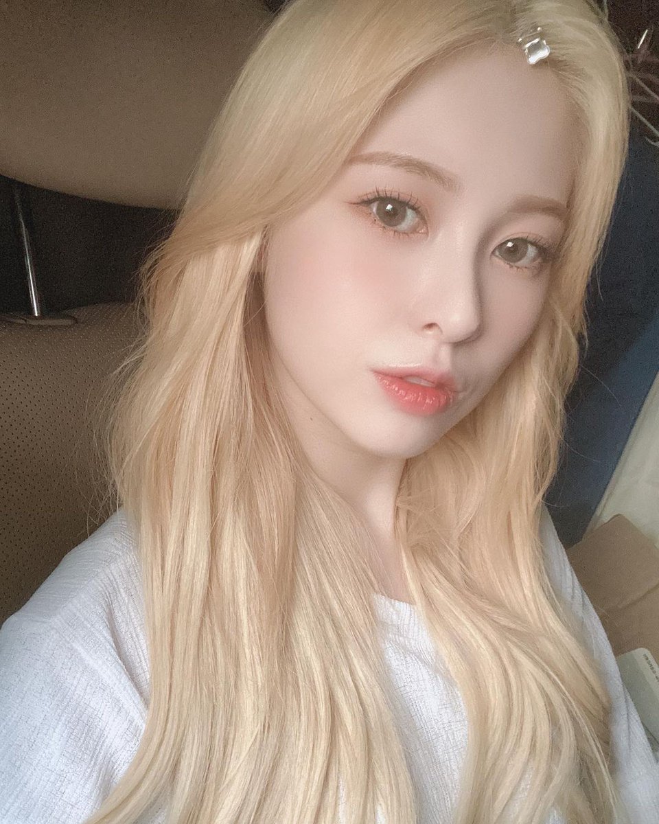 dia_sns's tweet photo. [YEBSTAGRAM] 201105 yebin_o3o IG update https://t.co/6iyKC3FHQs (1)

“Collection of undisclosed selcas 🤩
#HUG_U #Blonde #Yebin 💛” 

#DIA #다이아 #백예빈 #예빈 #YEBIN @dia_official https://t.co/nCyFrRlS7z