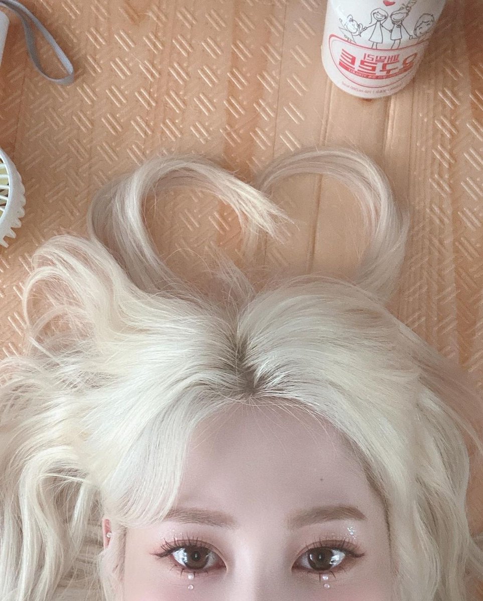 dia_sns's tweet photo. [YEBSTAGRAM] 201105 yebin_o3o IG update https://t.co/6iyKC3Xjf2 (2)

“Collection of undisclosed selcas 🤩
#HUG_U #Blonde #Yebin 💛” 

#DIA #다이아 #백예빈 #예빈 #YEBIN @dia_official https://t.co/rRRYOSWErJ