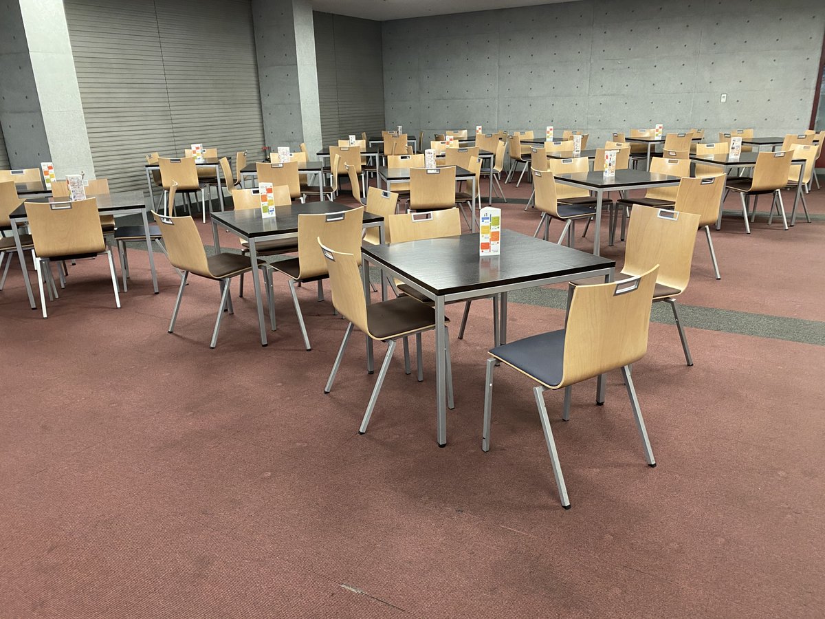 KGUcoop's tweet photo. 生協前の若木育成会ホールの床が張り替えられました！すごく奇麗になってて出勤したときびっくりしました…笑 https://t.co/RJZQxsadXg
