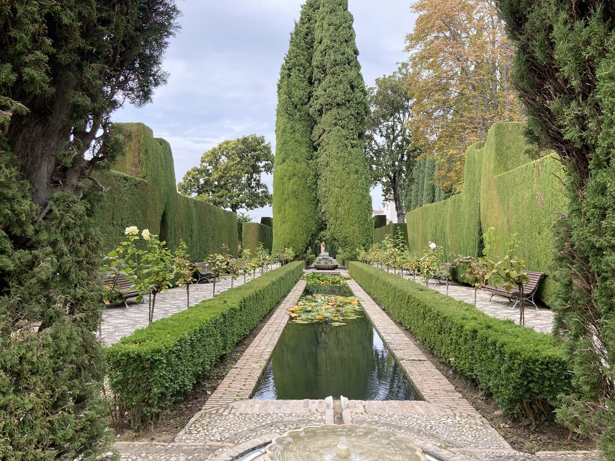 euro_tour's tweet photo. グラナダ。昨日の風景より...
ヘネラリへ庭園。緑豊かな庭園に、噴水や張り巡らせられた水路。ハーブや野菜の栽培も...。心安まるひと時でした。パラドールのテラスで一息。 https://t.co/PAoJo4u6ZA