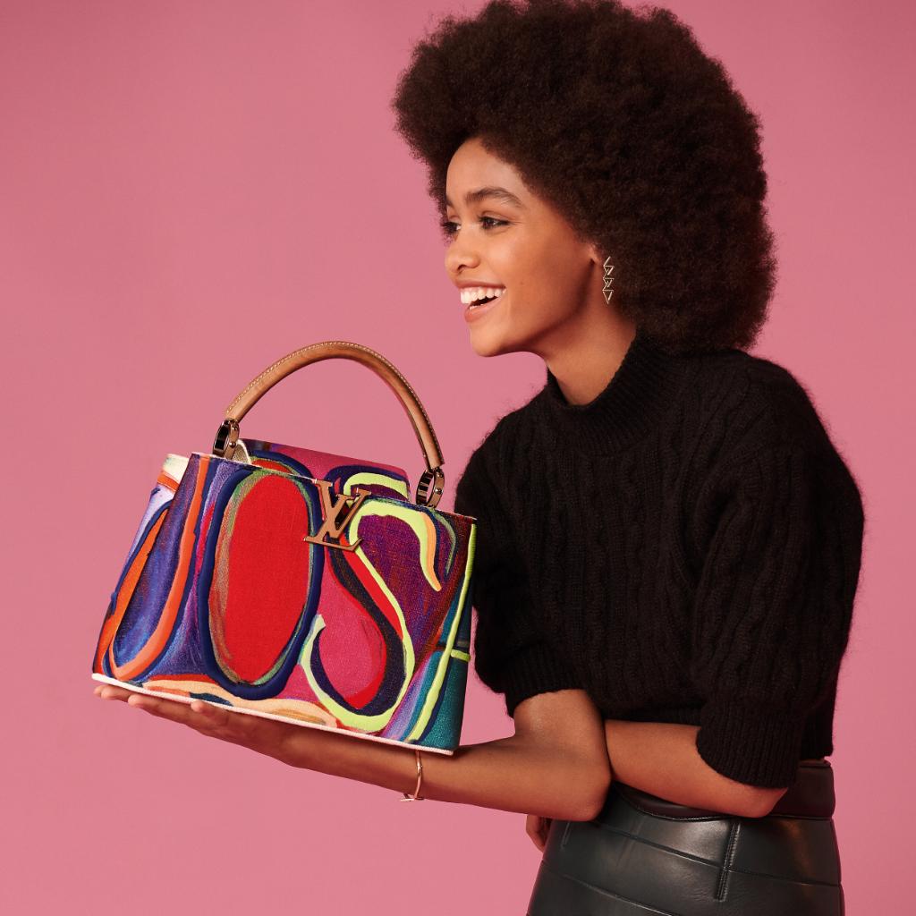 LouisVuitton_JP's tweet photo. 代表作の1つである自らの名前を綴った絵画の筆致を刺繍で忠実に表現──ジョシュ･スミスが手掛けたアイコンバッグ｢カプシーヌ｣。
6人の現代アーティストによる限定版｢アーティーカプシーヌ コレクション｣は https://t.co/yxydV0dT9D から。 #Artycapucines https://t.co/J7ogD9Q7SP