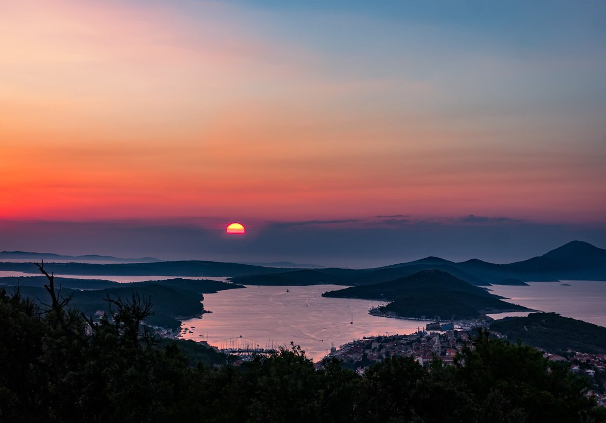 Summer sunset

More travel 📷 at bit.ly/2ydqG7sgmg

#losinj  #losinjmoments #losinjisland #visitlosinj #golosinj #gotolosinj #otoklosinj #colorsoflosinj #sunset #sunsets #sunsetlovers #sunsetlover #sunsetphotography #beautifulsunset #scenicsunset #sunsetview