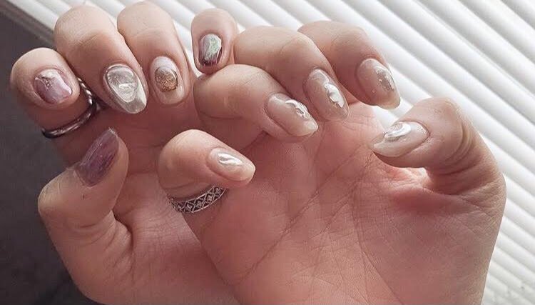NailLiber's tweet photo. シャボン玉の演奏会🎈🎶空気のように軽やかでエアリーなシルエット💅優しく照らす眩いハーモニー🎵#シャボン玉 #演奏会 #ジェルネイル #個性派専門店 #ネイル作品 #男性ネイリスト https://t.co/iWT9BNtWgL