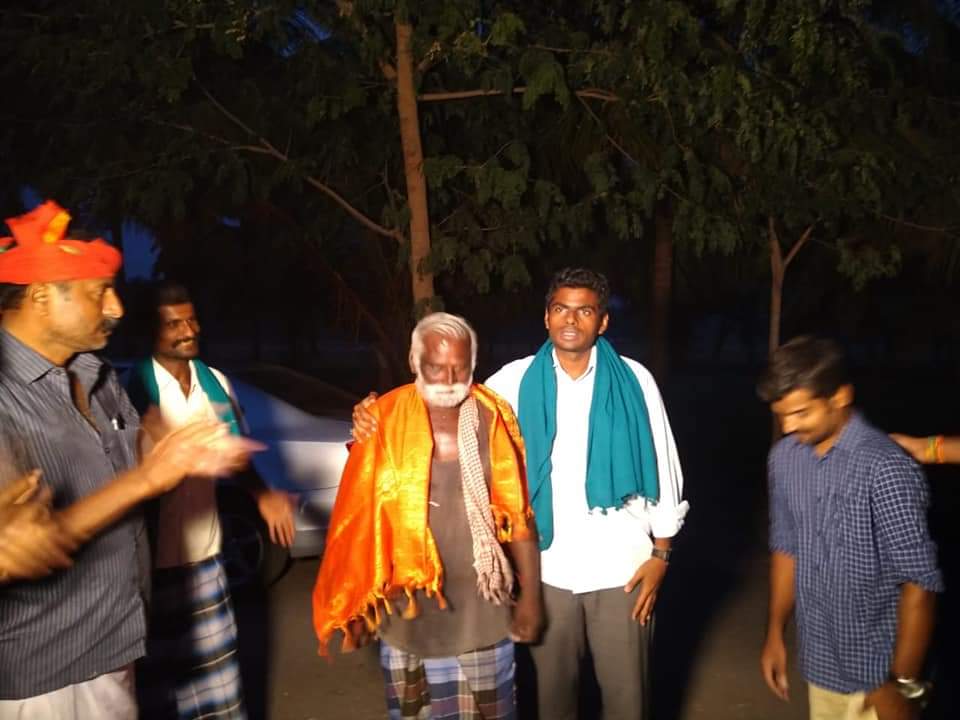 WTLFoundation's tweet photo. 'எதிர்காலம்' என்ற தலைப்பில் பனை விதை நடும் விழா  வேலாயுதம்பாளையம் கிராமத்தில் நடைபெற்றது. 10,000 பனை விதைகள் விதைத்துப்  பராமரிப்பது என்ற இலக்குடன் தொடங்கப்பட்ட இந்நிகழ்வினை நமது முதன்மை சேவகர் திரு. K. அண்ணாமலை அவர்கள் தொடங்கி வைத்தார். https://t.co/nP8C017yLa