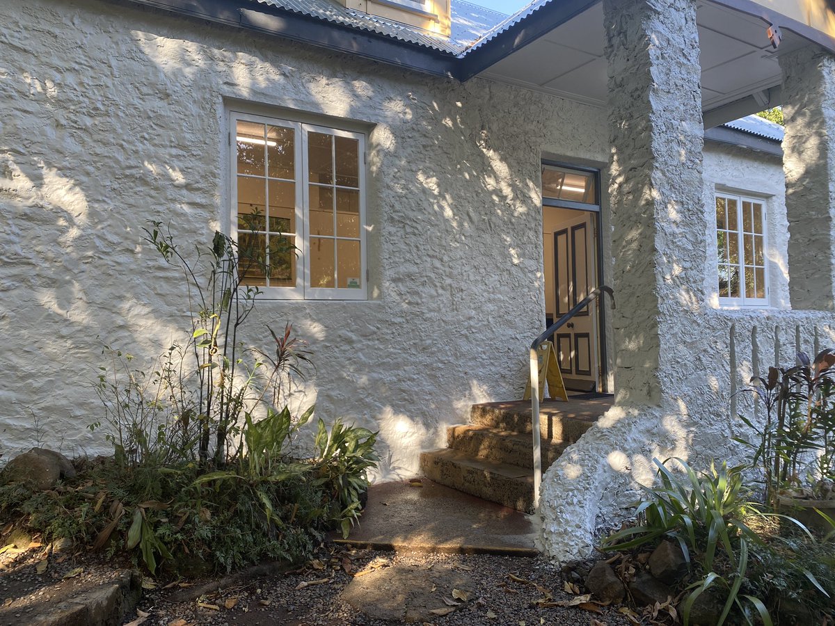 japanparonella's tweet image. パロネラパーク のホゼの家であった現在のミュージアムの色が一新🤍オリジナルのオフホワイトだそうです‼️
何だかスッキリスマート🌳🌴
#パロネラパーク @Cairns_JP @queenslandjp @Go_Australia #ホゼの家　#thedreamcontinues