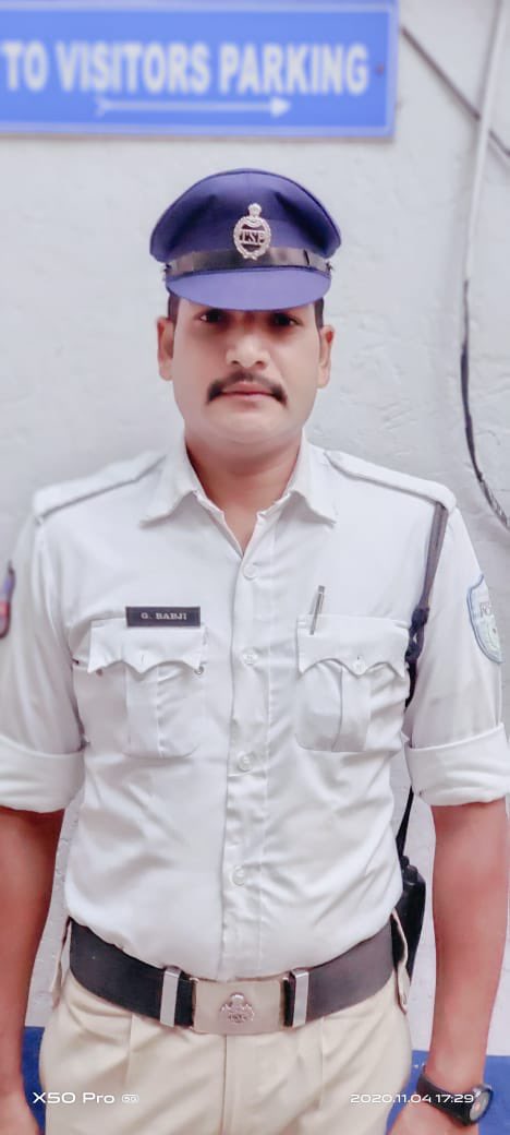 BRSHarish's tweet photo. ట్రాఫిక్ లో చిక్కుకుపోయిన అంబులెన్స్ ను ఆస్పత్రికి చేర్చిన తీరు అందరికీ ఒక ఆదర్శంగా నిలిచిపోతుంది. పోలీసు డిపార్టమెంట్ గర్వంగా ఫీలయ్యే గొప్ప పనిచేశావు.
హేట్సాఫ్ బాబ్జీ! 
@TelanganaDGP @CPHydCity https://t.co/mzl6HtClBG