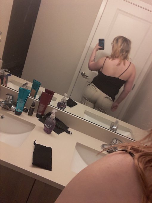 My ass in pants that barely fit https://t.co/U1z762eLPj