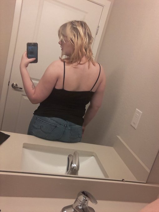 My ass in pants that barely fit https://t.co/U1z762eLPj