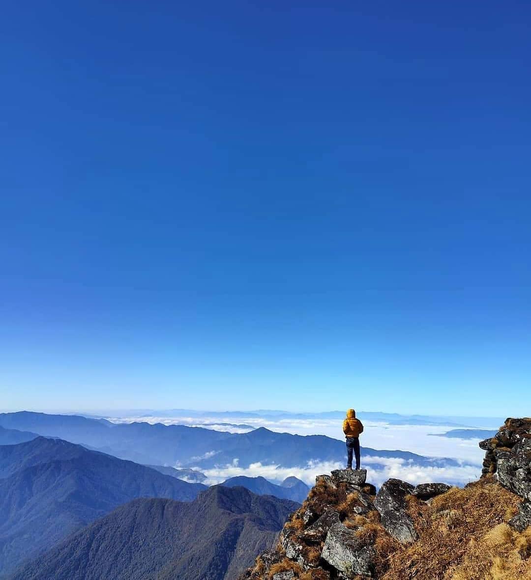 At 3826 meters high, right in the border or India and Myanmar, stands the highest peak in Nagaland - the majestic Mt. Saramati.

Follow us for more!
 #life_in_the_northeast_india 
Photo via: @springboard_adventures