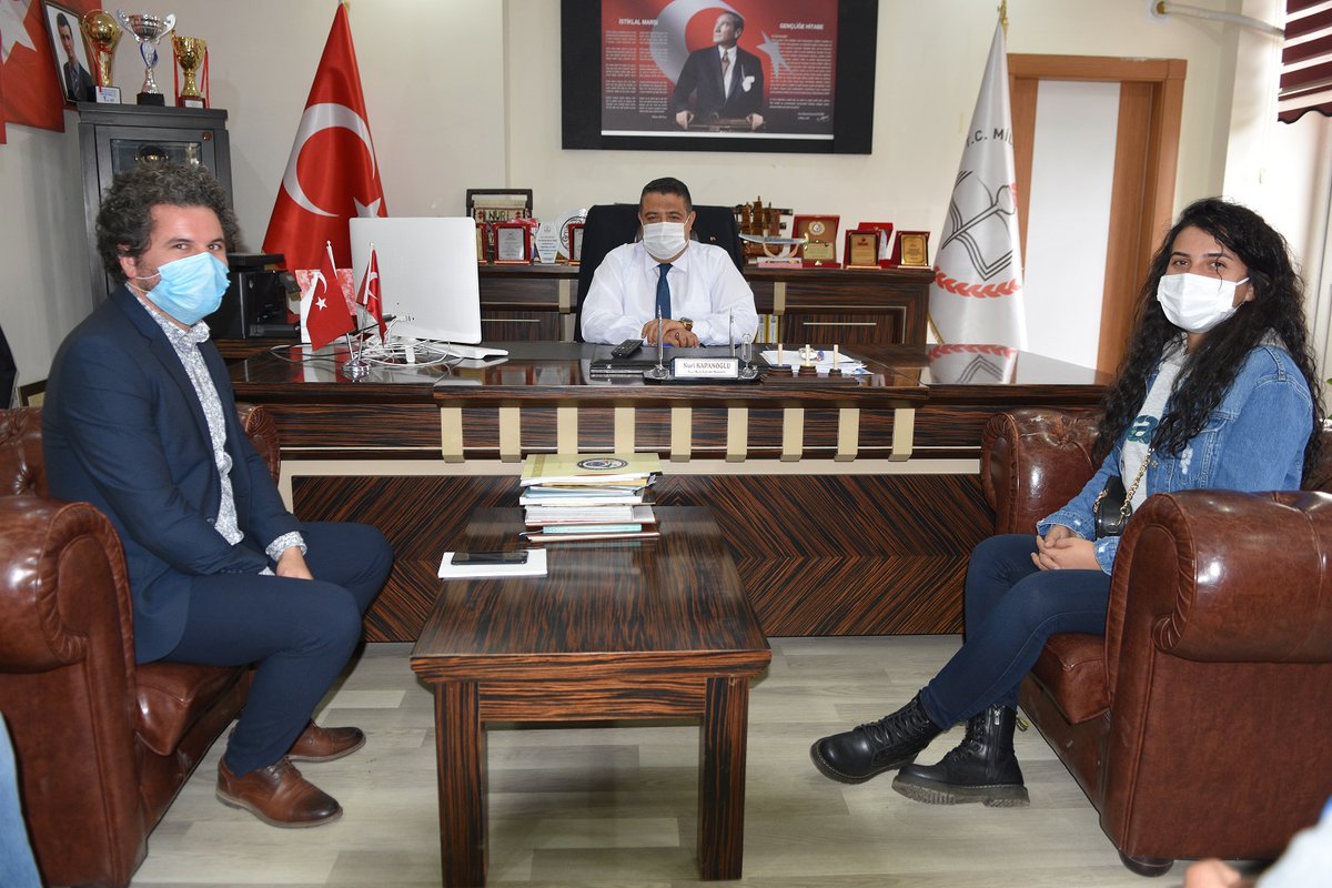 Eyyüp Cenap Gülpınar Gençlik Merkezi Müdürü Ahmet Yıldız ve gönüllü gençler, müdürümüz Nuri Kapanoğlu'nu ziyaret ederek, 2020-2021 eğitim öğretim yılının hayırlı ve uğurlu olması temennisinde bulunuldu.
<a href="/ziyaselcuk/">Ziya Selçuk</a> 
<a href="/Abdullah_Erin47/">Abdullah ERİN</a> 
@ismailyapicier 
<a href="/NKapanoglu/">Nuri Kapanoglu</a>