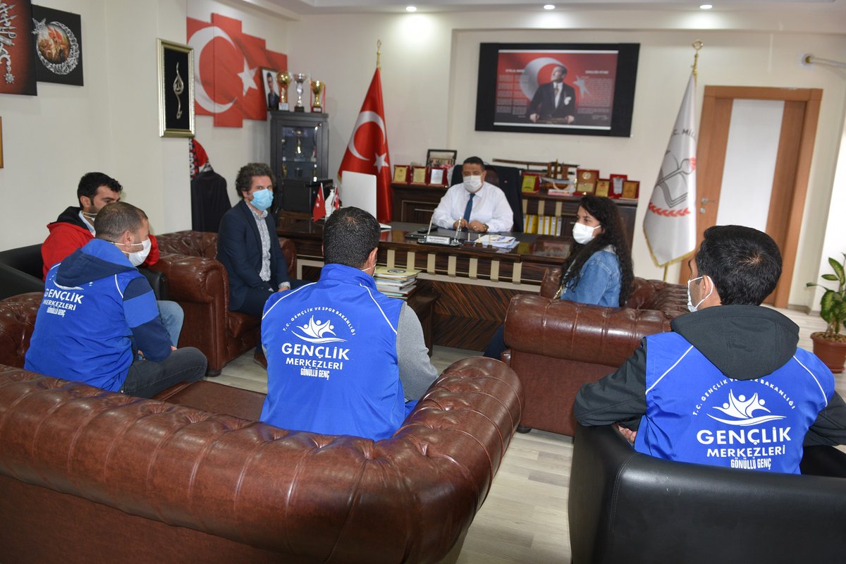 MemSiverek's tweet photo. Eyyüp Cenap Gülpınar Gençlik Merkezi Müdürü Ahmet Yıldız ve gönüllü gençler, müdürümüz Nuri Kapanoğlu'nu ziyaret ederek, 2020-2021 eğitim öğretim yılının hayırlı ve uğurlu olması temennisinde bulunuldu.
@ziyaselcuk 
@Abdullah_Erin47 
@ismailyapicier 
@NKapanoglu https://t.co/1A7bIlkUh4