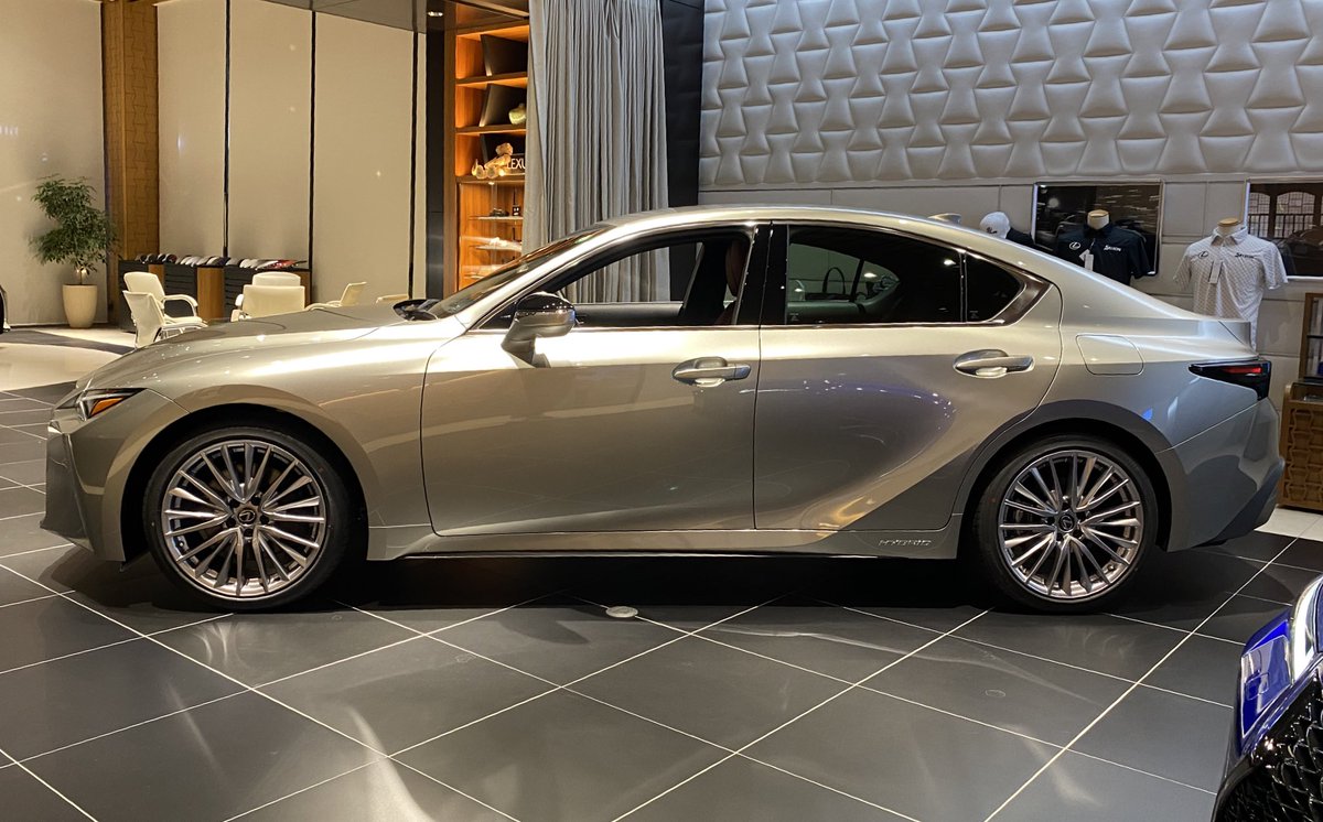 ドラヨス ワンソクtube 16万人 クルマ買う系youtuber レクサス新型is見てきました サイドビューはクーペのようなルーフラインになり美しい サイドのキャラクターラインもリアフェンダー周りも力強く完全に前期型を超えるスタイリング リアビューも秀逸