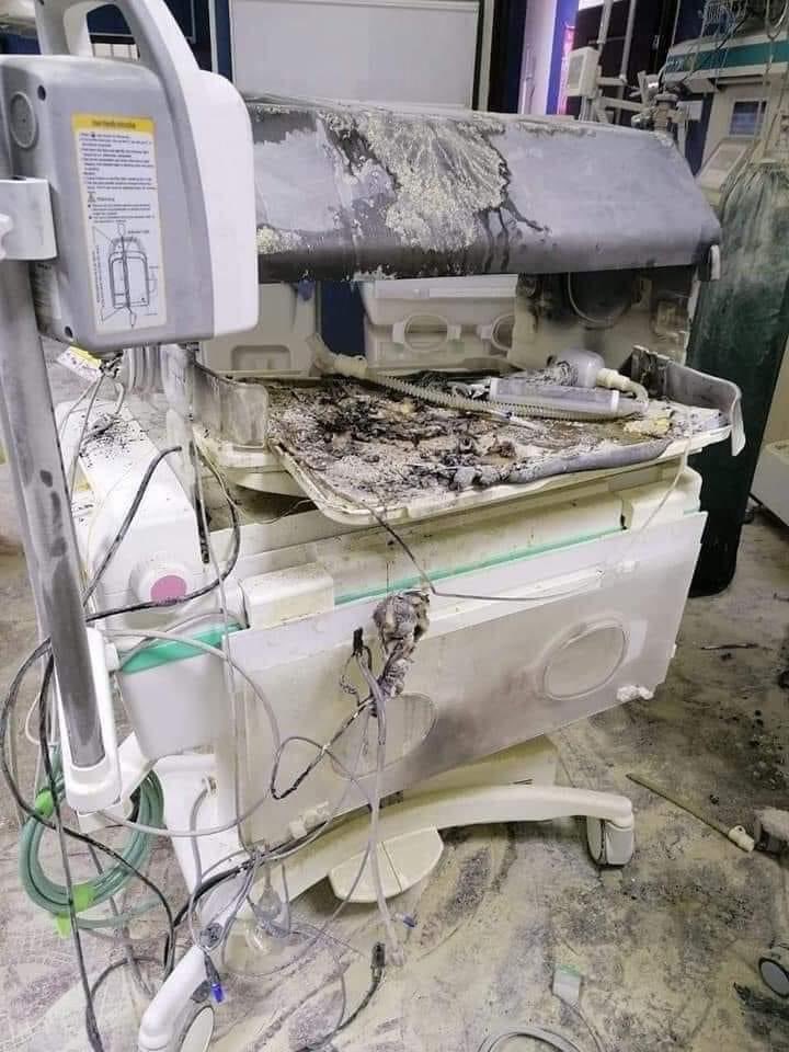 hussain_ali78's tweet photo. احتراق طفل اثناء وجوده في الحاضنة في احدى مستشفيات العراق - تقول الرواية ان الطفل الذي كان موصولا بانبوب الاكسجين توقف قلبه في الاثناء مما اضطر فريق الطوارئ اعطاء صدمة كهربائية اطلقت شرارة في هذا الجو المشبع بالاكسجين مما ساعد على اشتغال النار
#أجهزة_طبية_آمنة https://t.co/DIymPhB0V2