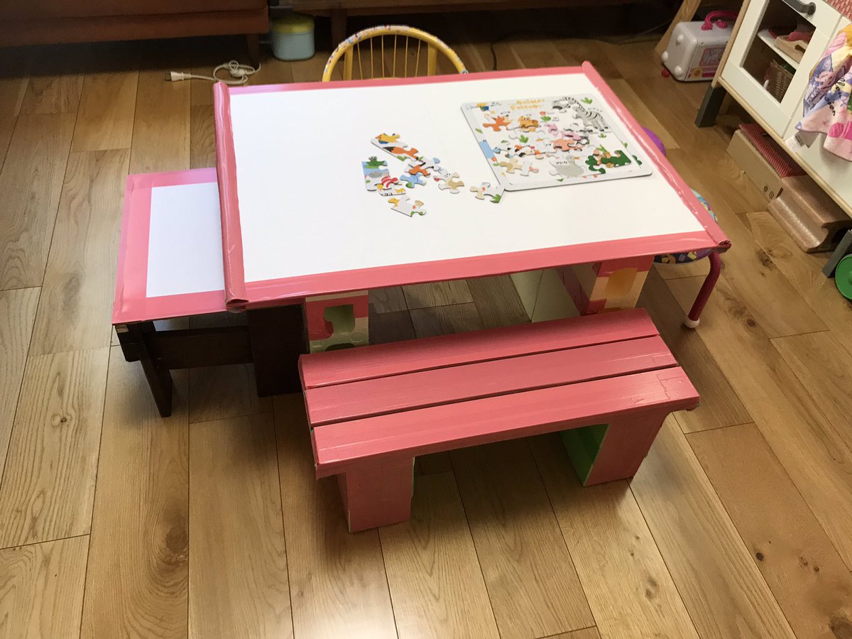 ゆんちち 工作シリーズ 先日のキッズベンチに引き続き 家の余り物でプレイテーブル キッズテーブル 作ってみた 安心のdaiso素材 クギ不使用 テーブルに直接お絵かき可能なワクワク仕様 もはやダイソー様に作れないものはない 100均 Diy
