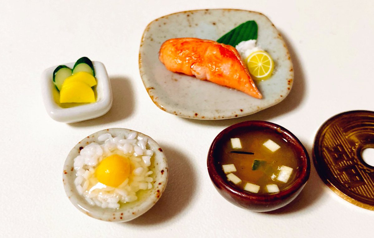 たまごかけごはんとカリカリにやかさったさけとなめこのみそしる のミニチュア えふ臓 のイラスト