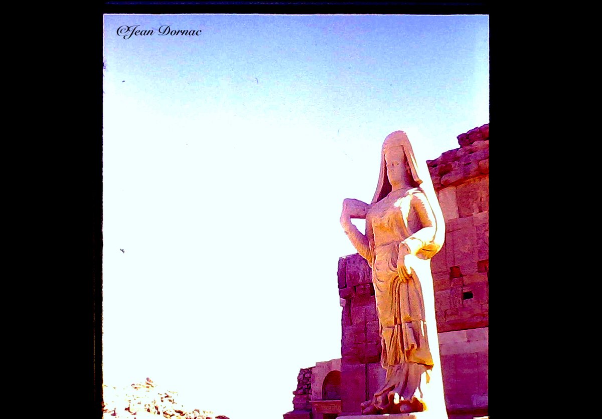 JeanDornac's tweet photo. Statue de femme, peut-être la reine Ebu. En 1970, encore en bon état, j’ai pu la photographier sur le site de Hatra, longtemps avant que Daech ne tente de tout détruire, là encore… #ruines #hatra #statues #femme #reine #1970 #Daech #rage #destructrice #Mossoul #Irak https://t.co/Fd2qYZDQFN