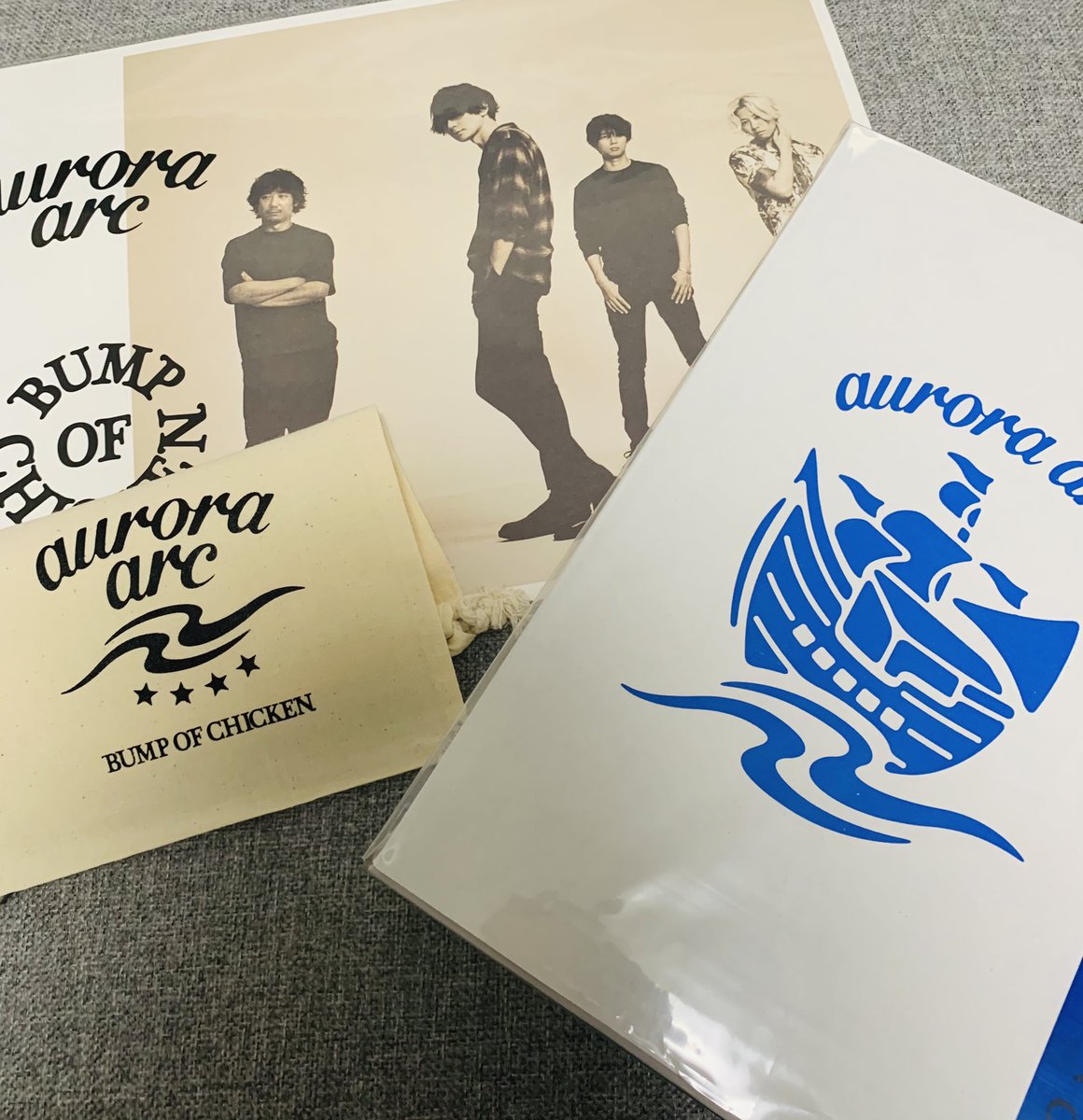 asanas28's tweet photo. ずーっと待ってたよ！
特典のポスター、先着でもらった巾着もめっちゃ嬉しい❤️
ただ、どーやって開けたらベストなのかが分からない😭
どなたか教えてください😣😣

#BUMPOFCHICKEN 
#auroraark
#タワレコ https://t.co/G16VVHP8Ku