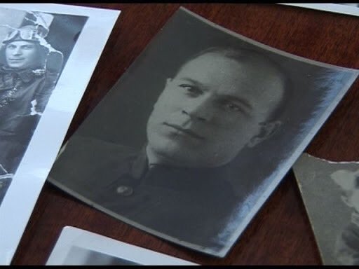 В воздушном бою под Севастополем 5 ноября 1941 г. самолет И-5 капитана Николая Хрусталёва был подбит и загорелся. У летчика была возможность спастись на парашюте, но он перевел свой горящий истребитель в крутое пике и направил его в скопление вражеской техники.