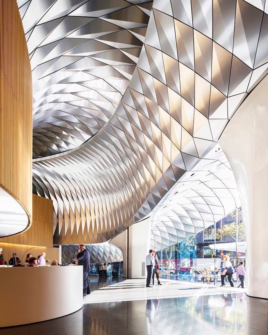 parametricarch's tweet photo. 580 George Street Lobby by Fjmt Studio in #Sydney #Australia
From the Architect: It is an organic architecture assembled from a series of folded aluminium diamonds that wrap the existing building and the street into a new interlocking space.
📸 by Brett Boardman
.
#fjmtstudio https://t.co/QDiWWG9FPM