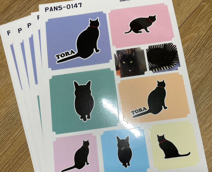 printone_jp's tweet photo. こんにちは。実家で飼っている黒猫のとらっちの写真を元にフレームシールを作ってみました🐤です。遠くにいても近くに感じられます。プレゼント企画中!皆さんもぜひペットや好きなもので作ってみてください!#黒猫 #猫好きさんと繋がりたい #猫好き #oneprint https://t.co/1XjUKnnD8Z