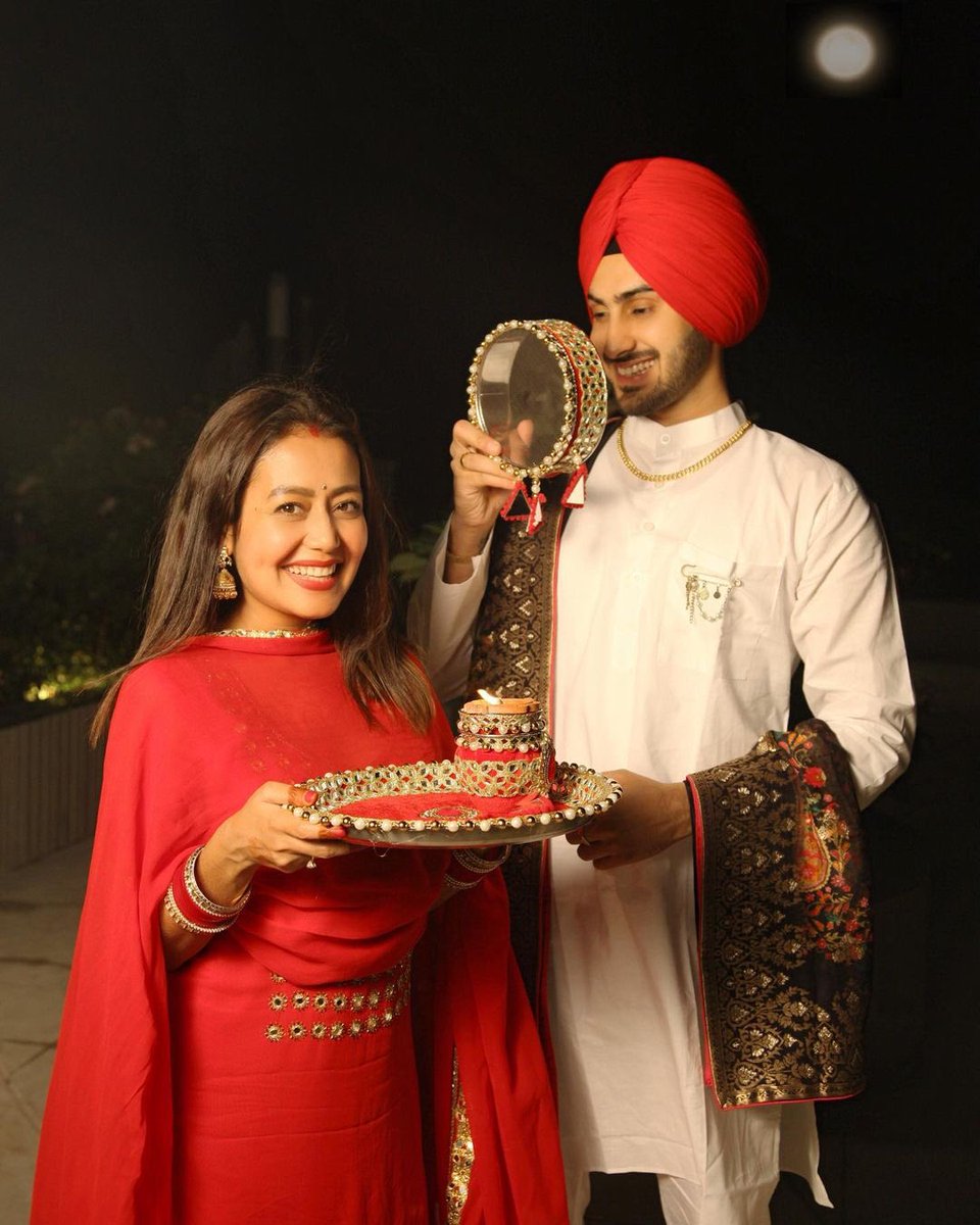 NehaKakkarTeam's tweet photo. Nehu’s 1st #KarvaChauth ❤️🤗
.
@iAmNehaKakkar @rohanpreetrs2 

#NehaKakkar #RohanPreetSingh
#NehuPreet https://t.co/JRDTsRr475