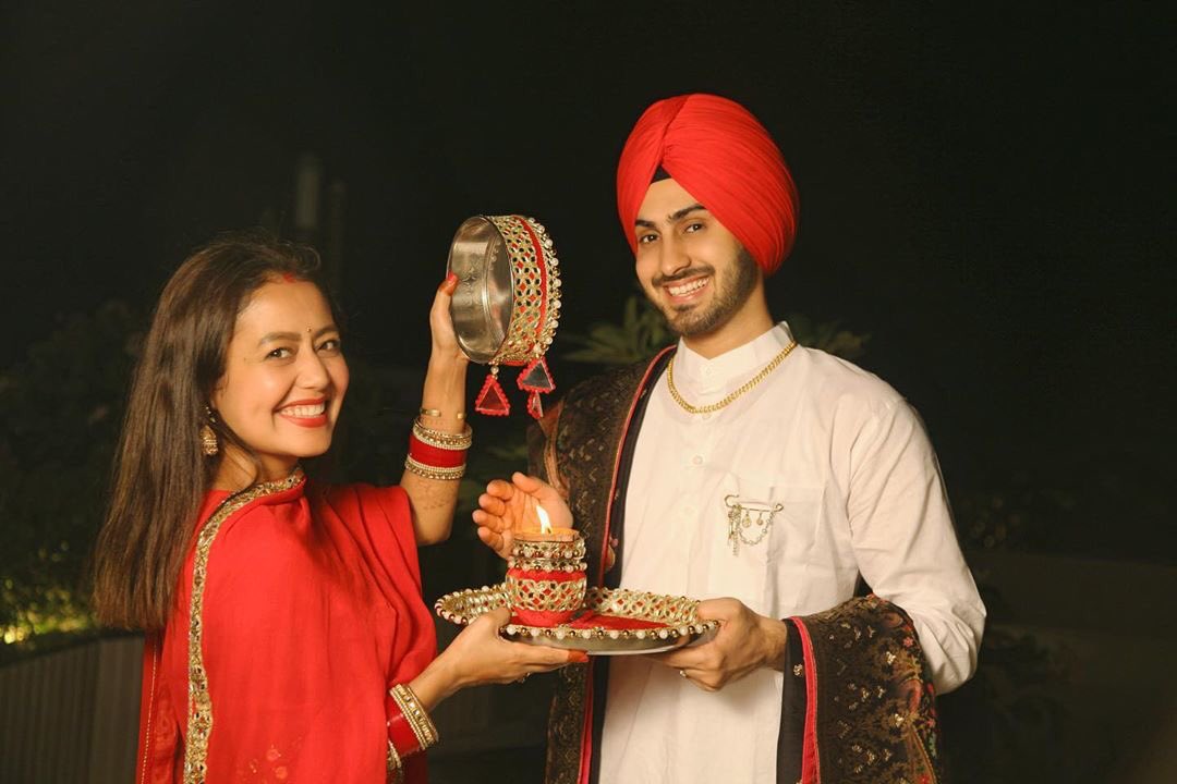 NehaKakkarTeam's tweet photo. Nehu’s 1st #KarvaChauth ❤️🤗
.
@iAmNehaKakkar @rohanpreetrs2 

#NehaKakkar #RohanPreetSingh
#NehuPreet https://t.co/JRDTsRr475
