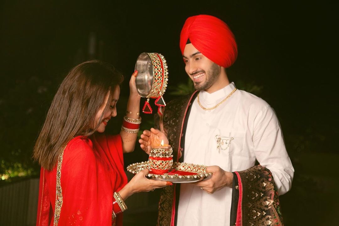 NehaKakkarTeam's tweet photo. Nehu’s 1st #KarvaChauth ❤️🤗
.
@iAmNehaKakkar @rohanpreetrs2 

#NehaKakkar #RohanPreetSingh
#NehuPreet https://t.co/JRDTsRr475