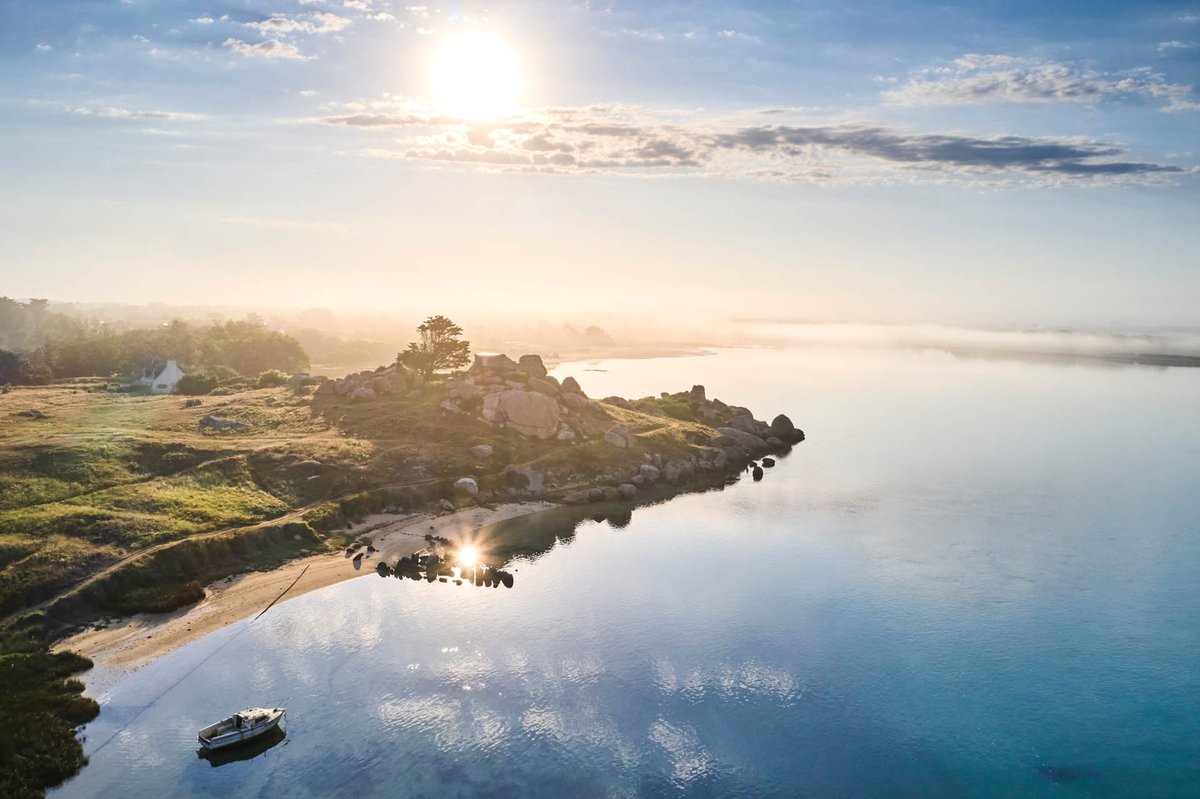 SensationBzh's tweet photo. #Plouescat et la Baie du Kernic au petit matin pour faire le plein d'énergie ! 💪🏽 🙂 #MagnifiqueBretagne #sensationbzh #Bretagne #prenezsoindevous #prenezsoindesautres 📷@AlexandreLamoureux https://t.co/dxK5noJ2vu