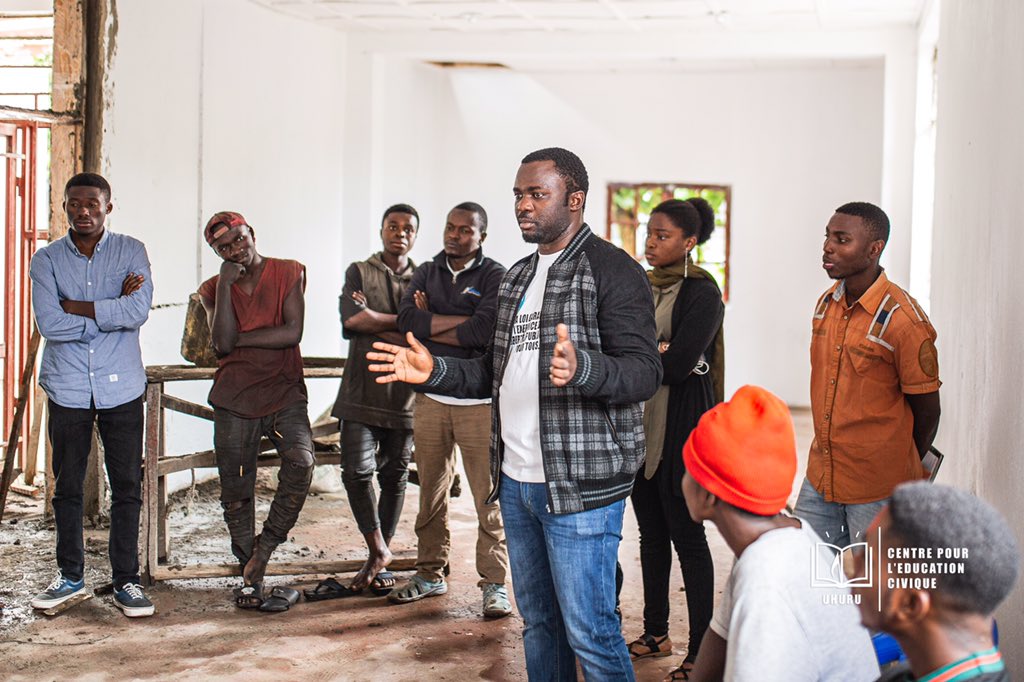Uhuruknowledge's tweet photo. La Direction de et ses bénévoles, ont discuté cette semaine avec différents artistes de Saké pour la préparation de #UhuruNetwork, le spectacle de lancement officiel. 

Mr le Directeur, JM et @fredbauma90 ont parlé de l’importance de la vision dans la pratique de l’art. #Art https://t.co/0gMLCBjKH4