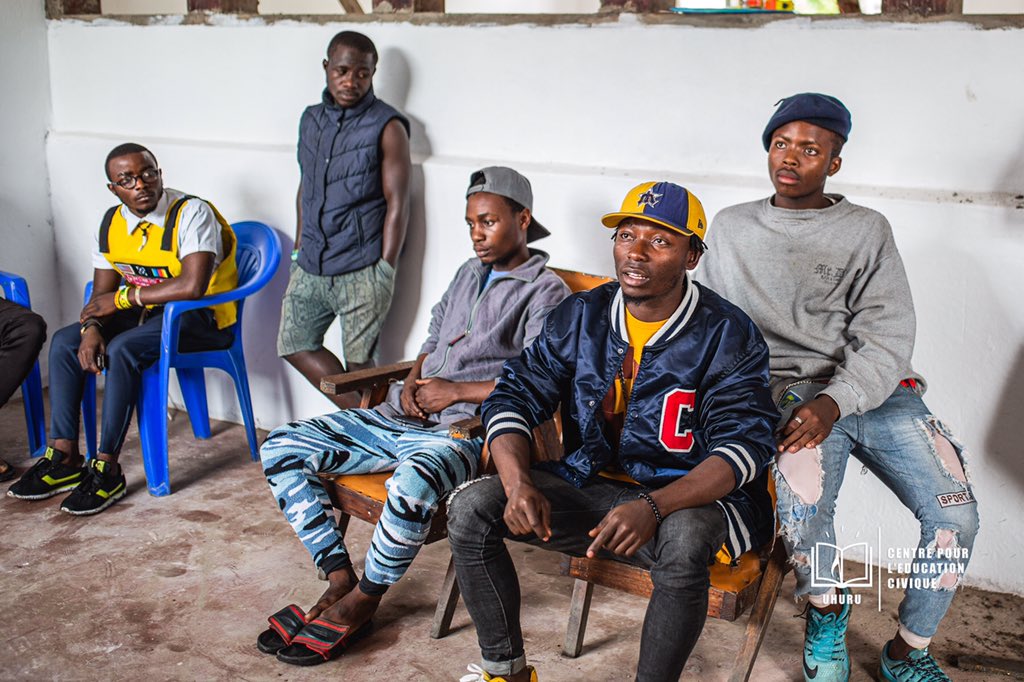 Uhuruknowledge's tweet photo. La Direction de et ses bénévoles, ont discuté cette semaine avec différents artistes de Saké pour la préparation de #UhuruNetwork, le spectacle de lancement officiel. 

Mr le Directeur, JM et @fredbauma90 ont parlé de l’importance de la vision dans la pratique de l’art. #Art https://t.co/0gMLCBjKH4