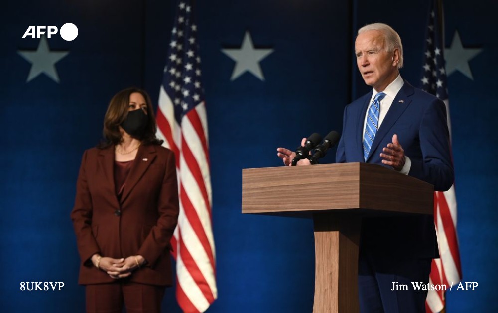 afpfr's tweet photo. [A LA UNE A 8H] Le candidat démocrate Joe Biden était ce matin aux portes de la Maison Blanche après des victoires précieuses dans deux Etats-clés face à Donald Trump, qui s'est engagé de son côté dans une guérilla judiciaire #AFP #ElectionResults2020 #Election2020 1/5 https://t.co/9dTNFHc1w6