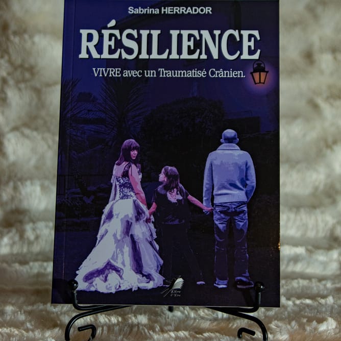 #unjourunlivre 
Résilience : Vivre avec un traumatisé crânien de Sabrina Herrador
Ce livre témoignage est le combat d'une mère confronté à l'absurdité d'une agression gratuite. elle doit apprendre à vivre avec un traumatisé crânien, handicap invisible et déroutant...
#libre2lire