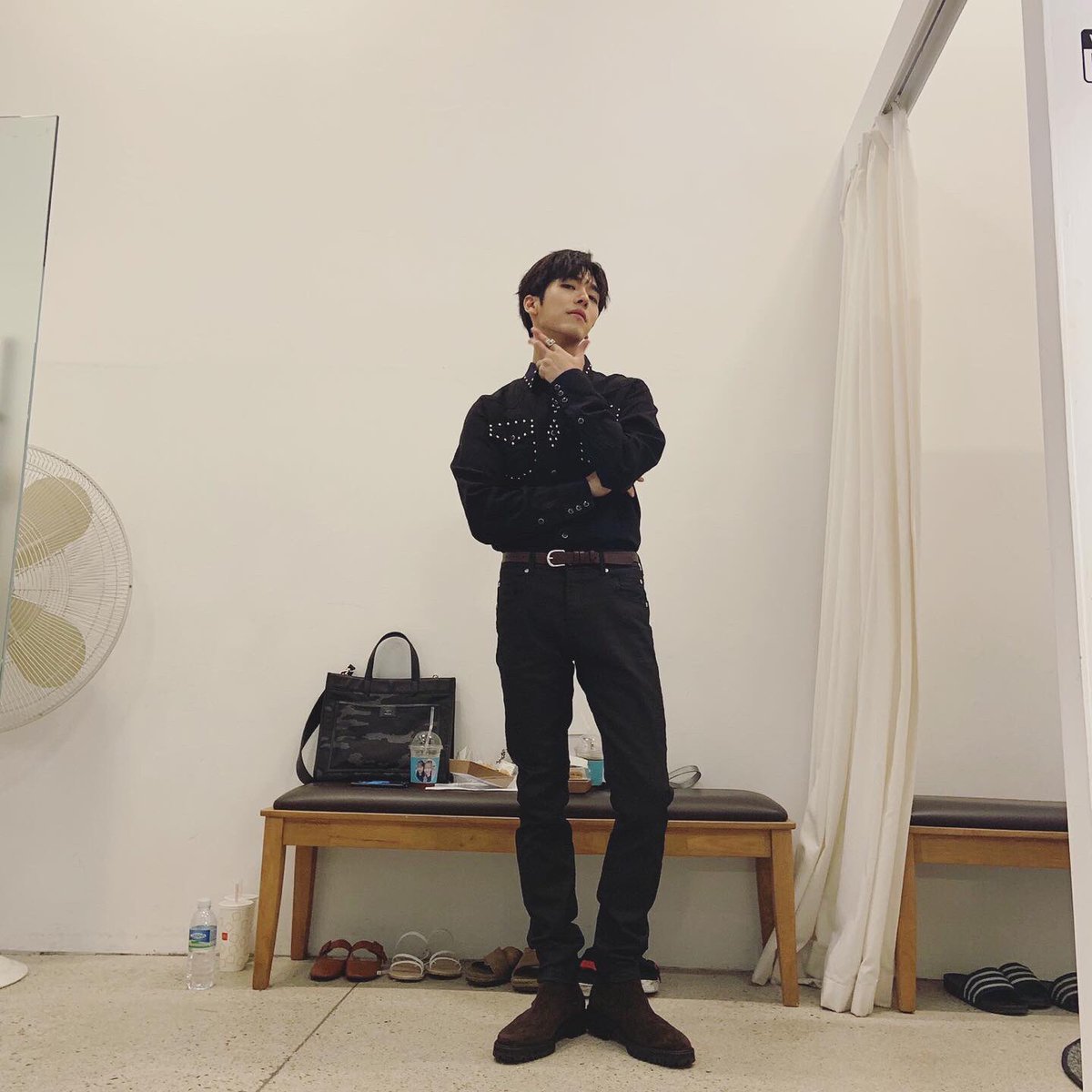 M_jihu's tweet photo. 브이맨✌️
#솔로말고멜로 #마훈 #준우 
준우야 장갑을 껴도 잘생겼네?
오늘 여섯시 유투브 콬티비에서 6화! 
오늘 특히 마훈의 재밌는활약이 펼쳐진다는데 올꺼에요? https://t.co/R5GtaXyA7u