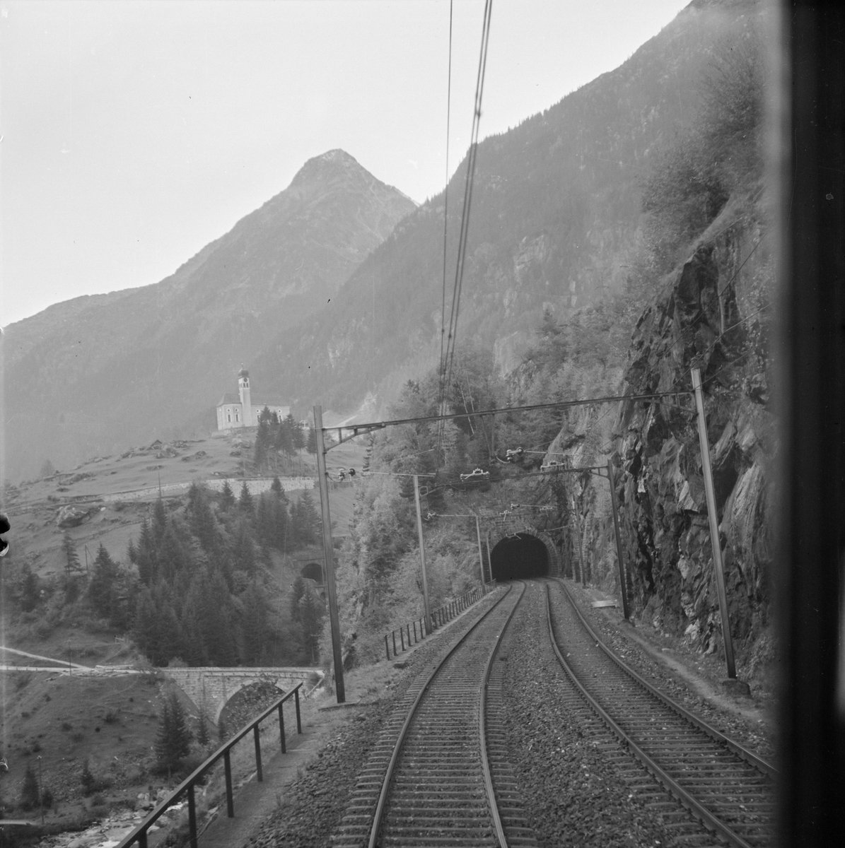 sob_ch's tweet photo. #throwbackthursday Das Chileli von Wassen wurde 1734 gebaut, wobei der Kirchturm von der früheren Kirche stammt. Mit dem Treno Gottardo ist das Chileli ab Dez. 2020 aus 3 verschiedenen Perspektiven zu sehen: Die schönste Verbindung zwischen Nord und Süd!📸: SBB Historic https://t.co/E2ADywocdn
