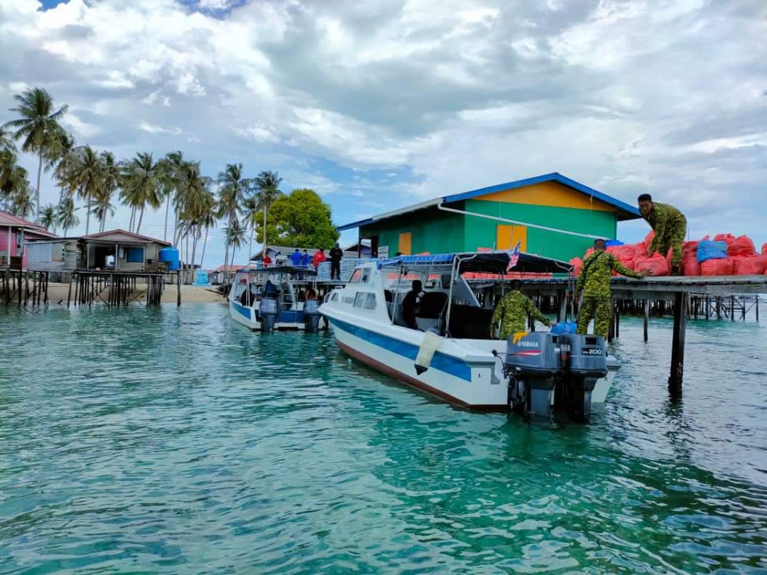 relasemporna's tweet photo. Bantuan agihan makanan kepada penduduk Pulau Omadal Semporna oleh JKM dibantu oleh RELA, PDRM, ATM dan APM

@relamalaysia @KDNPUTRAJAYA @rela_sabah @FauziJhumat @izzal_suhaimi https://t.co/SseTGsDK4d