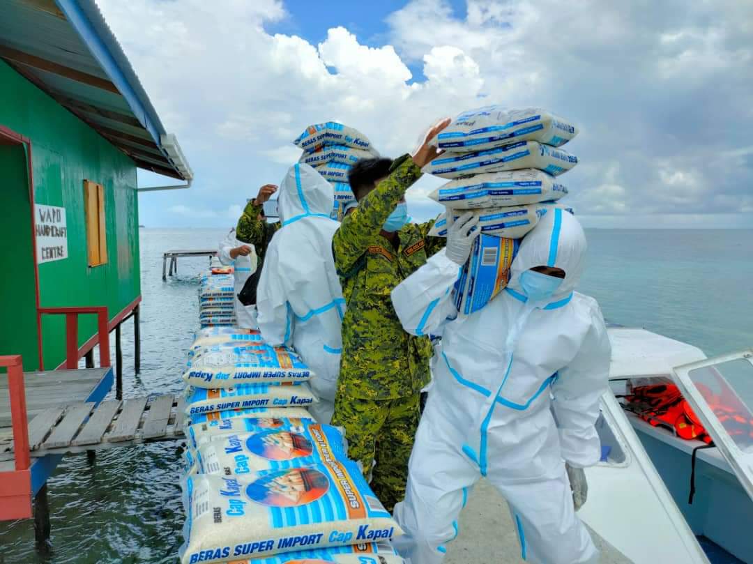 relasemporna's tweet photo. Bantuan agihan makanan kepada penduduk Pulau Omadal Semporna oleh JKM dibantu oleh RELA, PDRM, ATM dan APM

@relamalaysia @KDNPUTRAJAYA @rela_sabah @FauziJhumat @izzal_suhaimi https://t.co/SseTGsDK4d