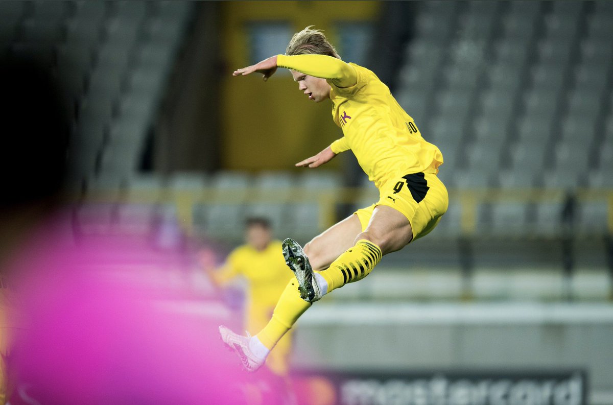 voshans's tweet photo. Voetbal ís acrobatiek...
(Foto Getty) #CLUDOR 
#Haaland #BVB #UCL https://t.co/Flsb9Tu5dm