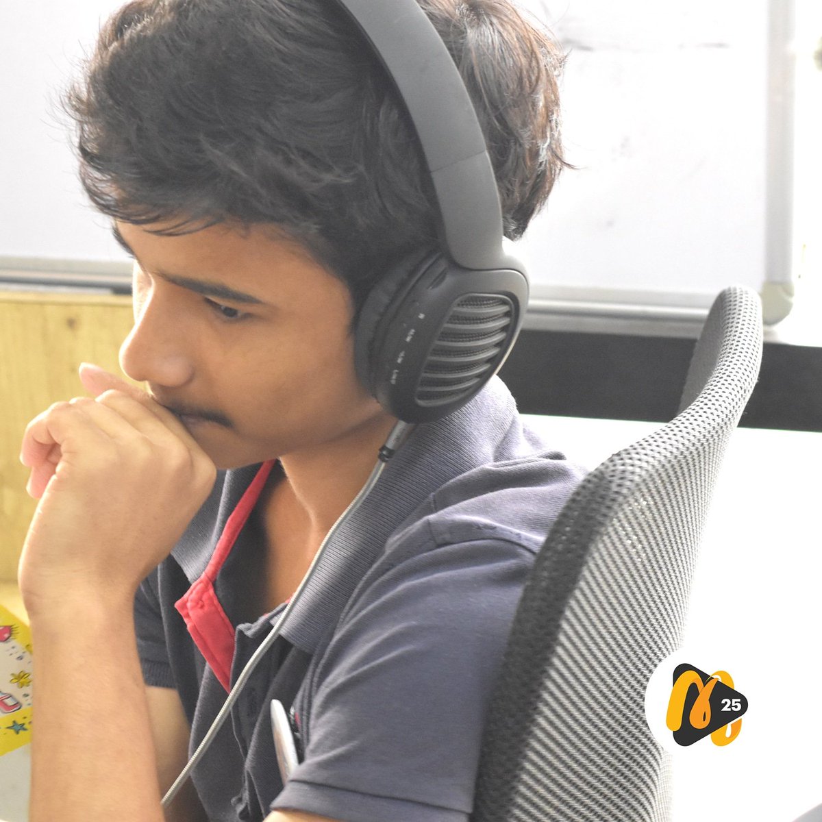 Mln25studios's tweet photo. Ramzie is an all rounder. From spot boy to lighting to fixing the props at the set, he has it all. He likes watching football match and even likes playing action games.
Follow us @Mln25studios
#shooting #shootlife #productivity #production #setlife #shootingtime #setup #webseries https://t.co/CuhNwhTxSI