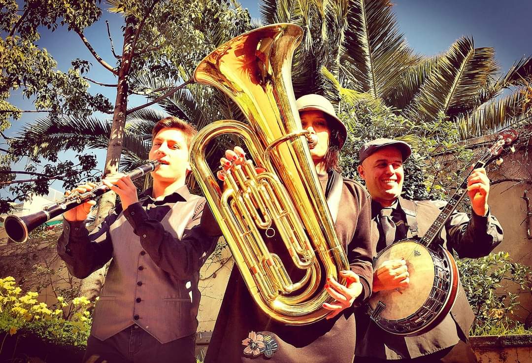 Diumenge a les 12:00h concert vermut online! amb els Apocadixie Cotton Pickers, desde el facebook de El Retiro Sitges. Us hi afegiu? #ElRetiro #VermutsMusicals