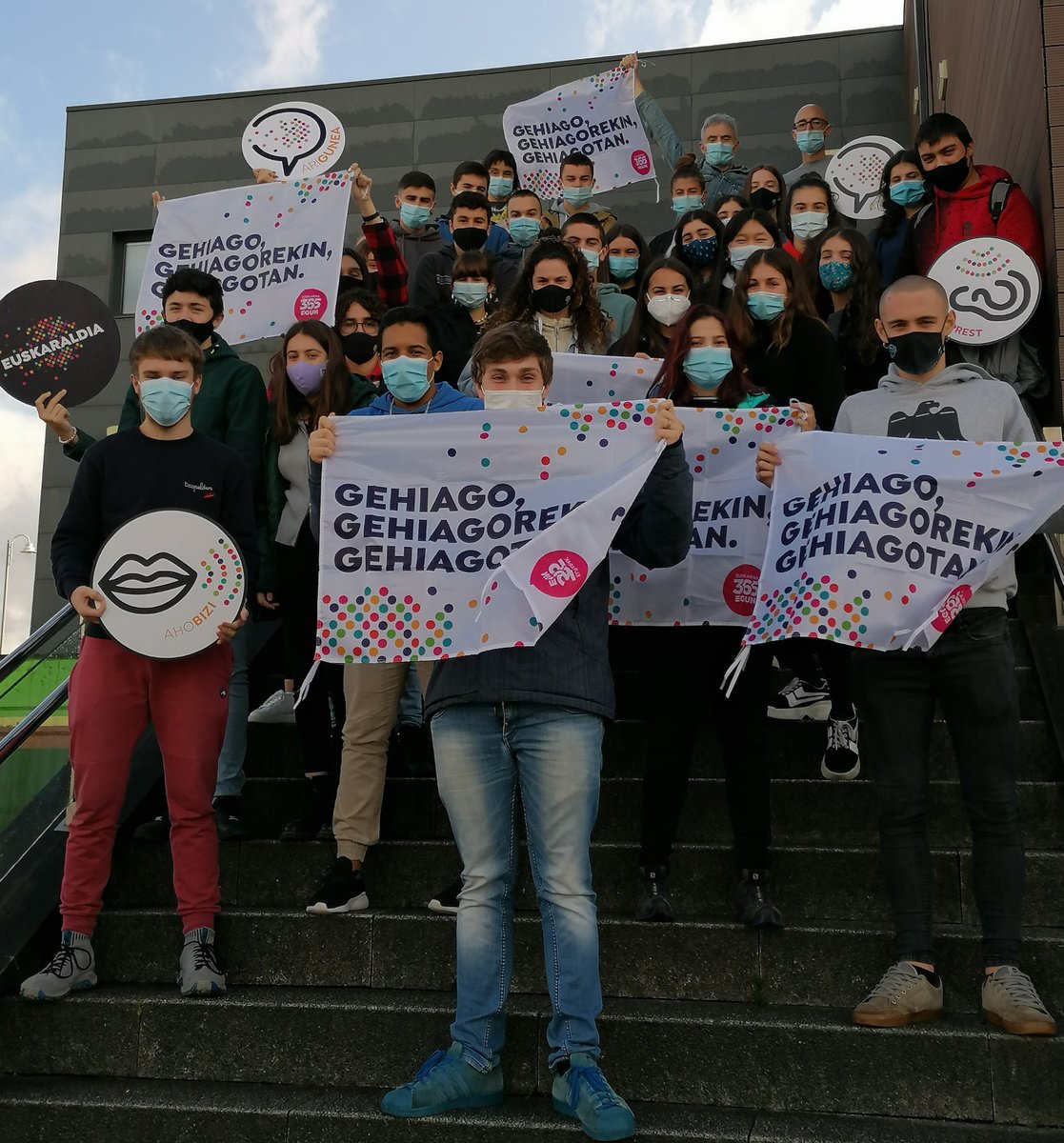 TEuskaraldia's tweet photo. Txorierri Institutuko ikasle eta irakasleak #ahobizi edo #belarriprest izango dira. Eta zu? Eman izena https://t.co/MO9GpX9yCb #euskaraldia @euskaraldia https://t.co/0L47zNjpdy