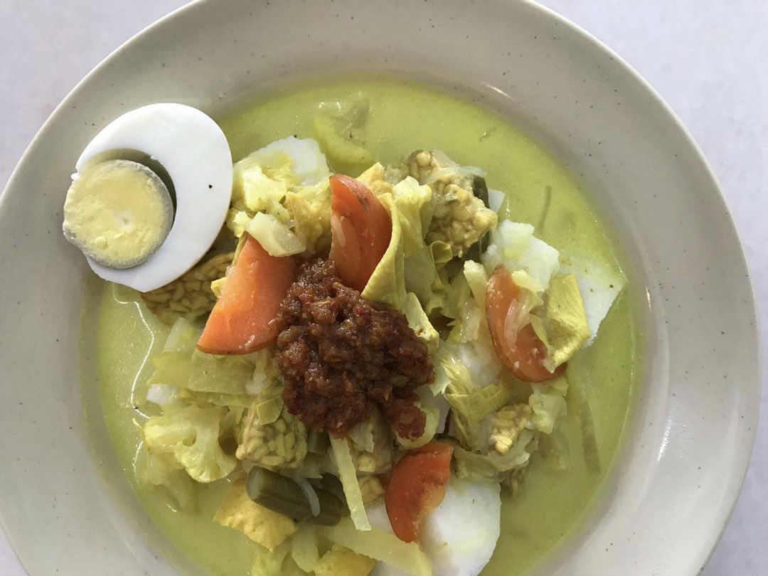 cikgorg's tweet photo. Best lontong in Cyberjaya! 2 days in a row dah makan ni 😄 Recommended! Tapi kena cepat sebab dia cepat sold out. 

Location : kedaikopisudin (Radius Business Park) 

Operating hours : 6:30am - 2:30pm

@Twt_Cyberjaya https://t.co/asiKvM7sNf